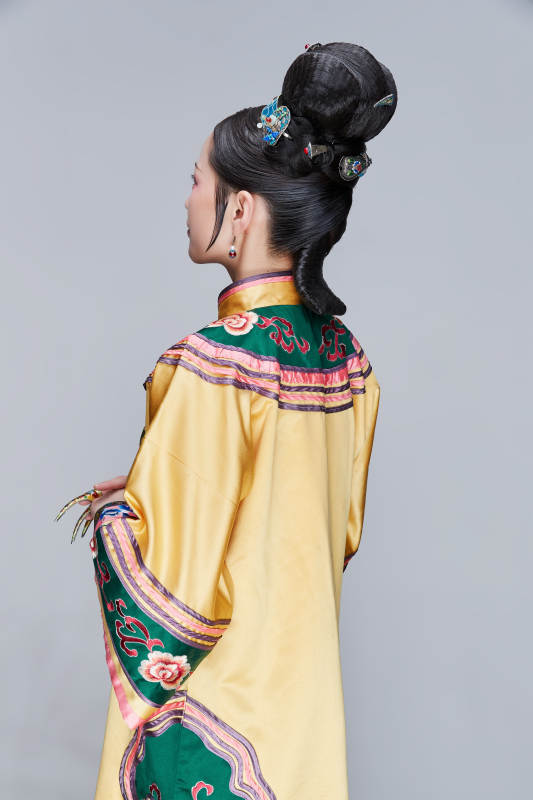 白色背景下的清代女性古装造型清朝古装图片