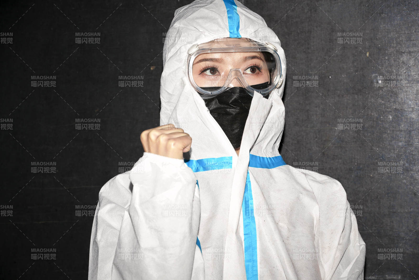 穿白色防护服佩戴护目镜口罩的女性防护人员图片