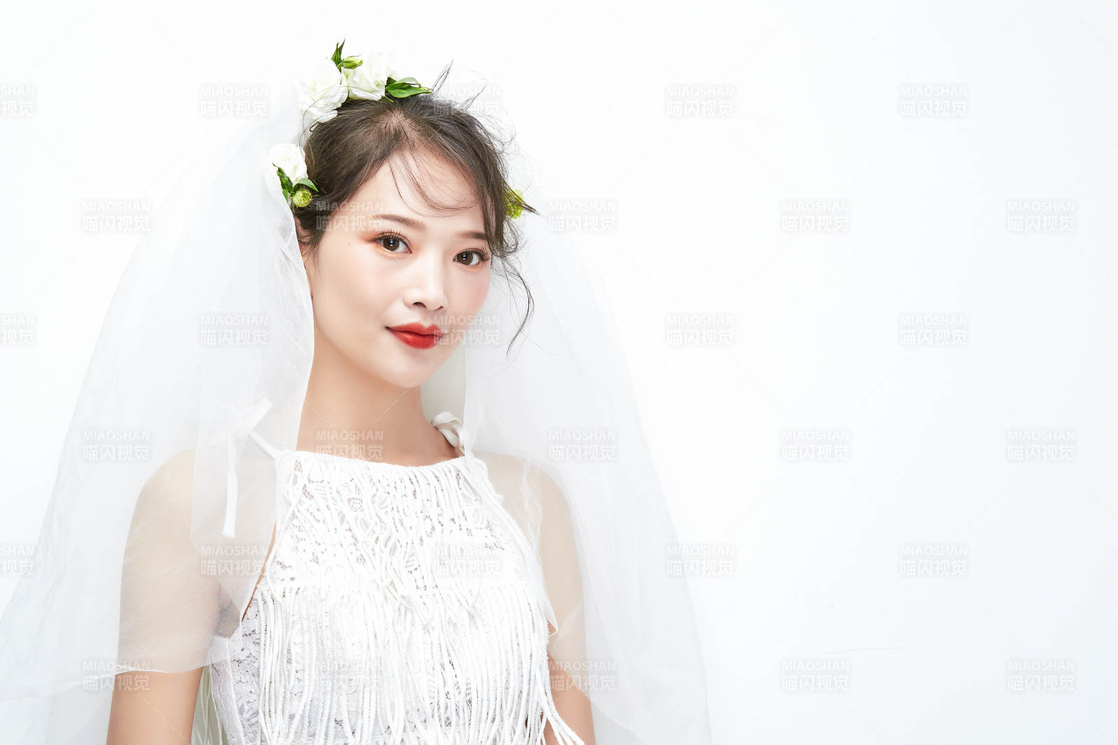 棚拍白色背景下的新娘美妆图片