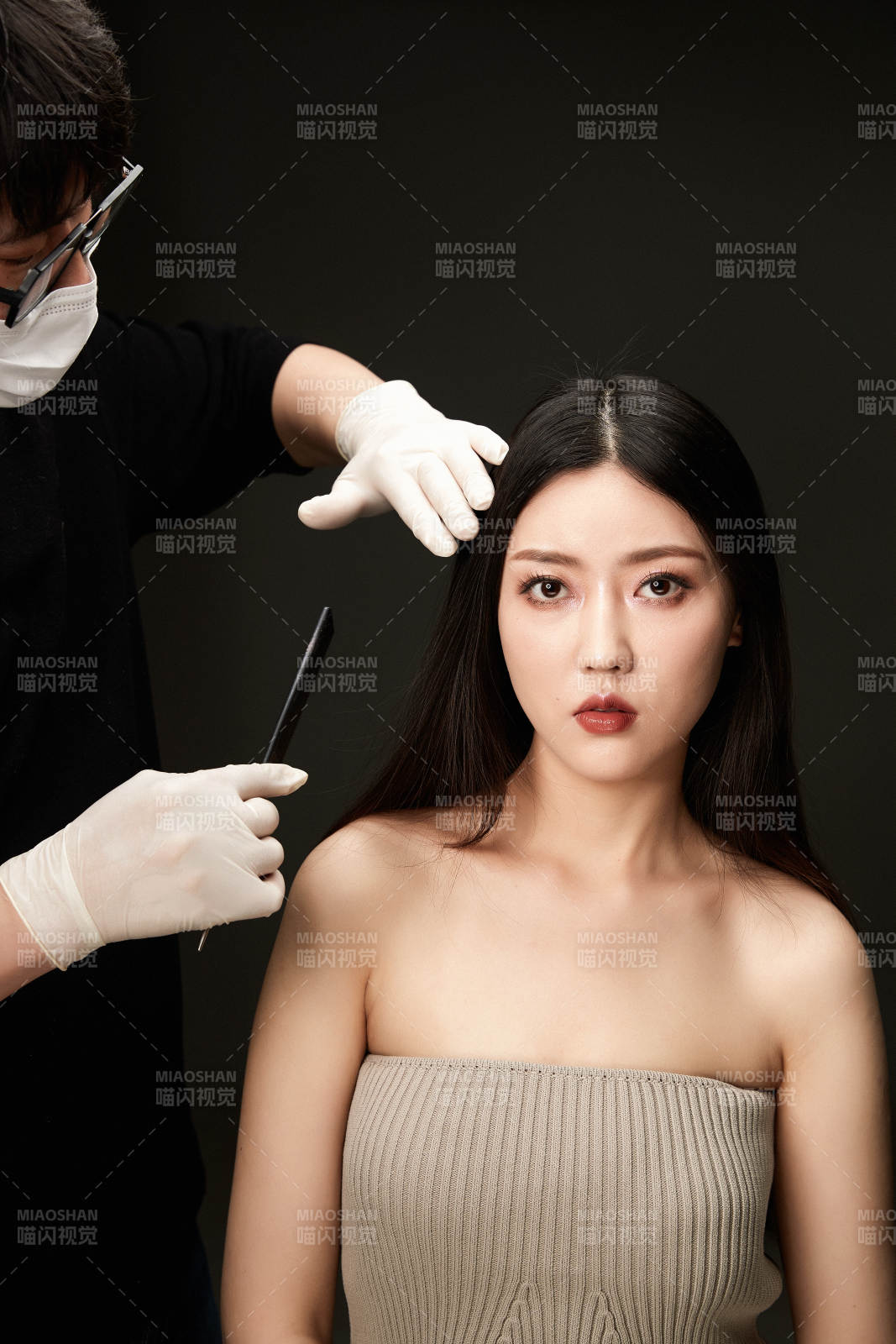 进行美妆化妆的化妆师与模特图片