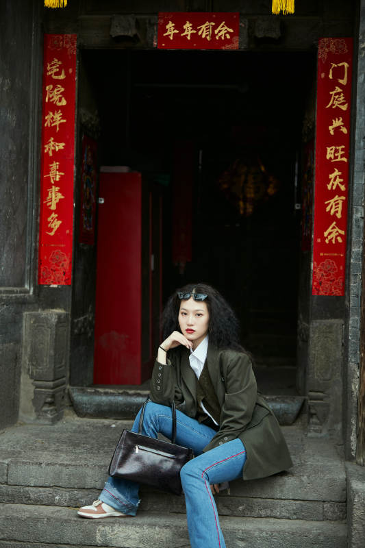 老旧城区里穿着复古港风的美丽清纯少女图片