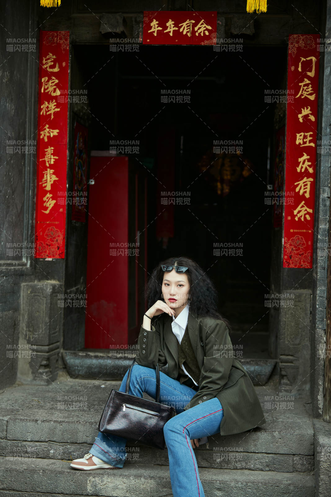 老旧城区里穿着复古港风的美丽清纯少女图片