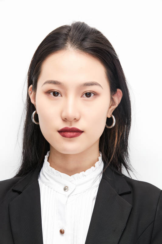 身穿西服拿着文件夹的美丽商务女士图片