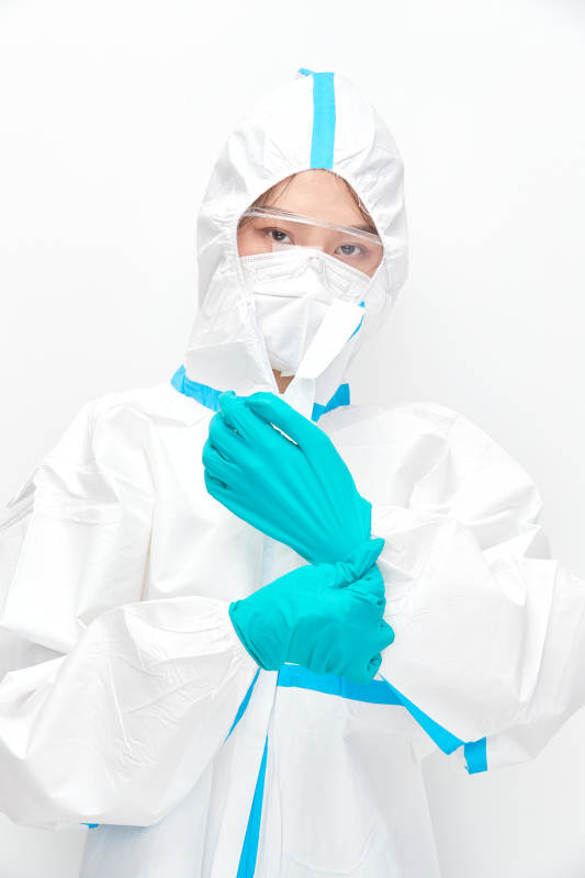 穿白色防护服佩戴护目镜口罩的女性医疗人员图片
