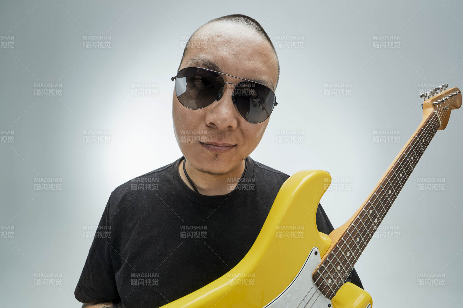 手持电吉他展示演奏的亚洲男性摇滚乐手人像图片