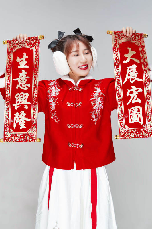 手持春联身穿喜庆汉服的可爱少女图片