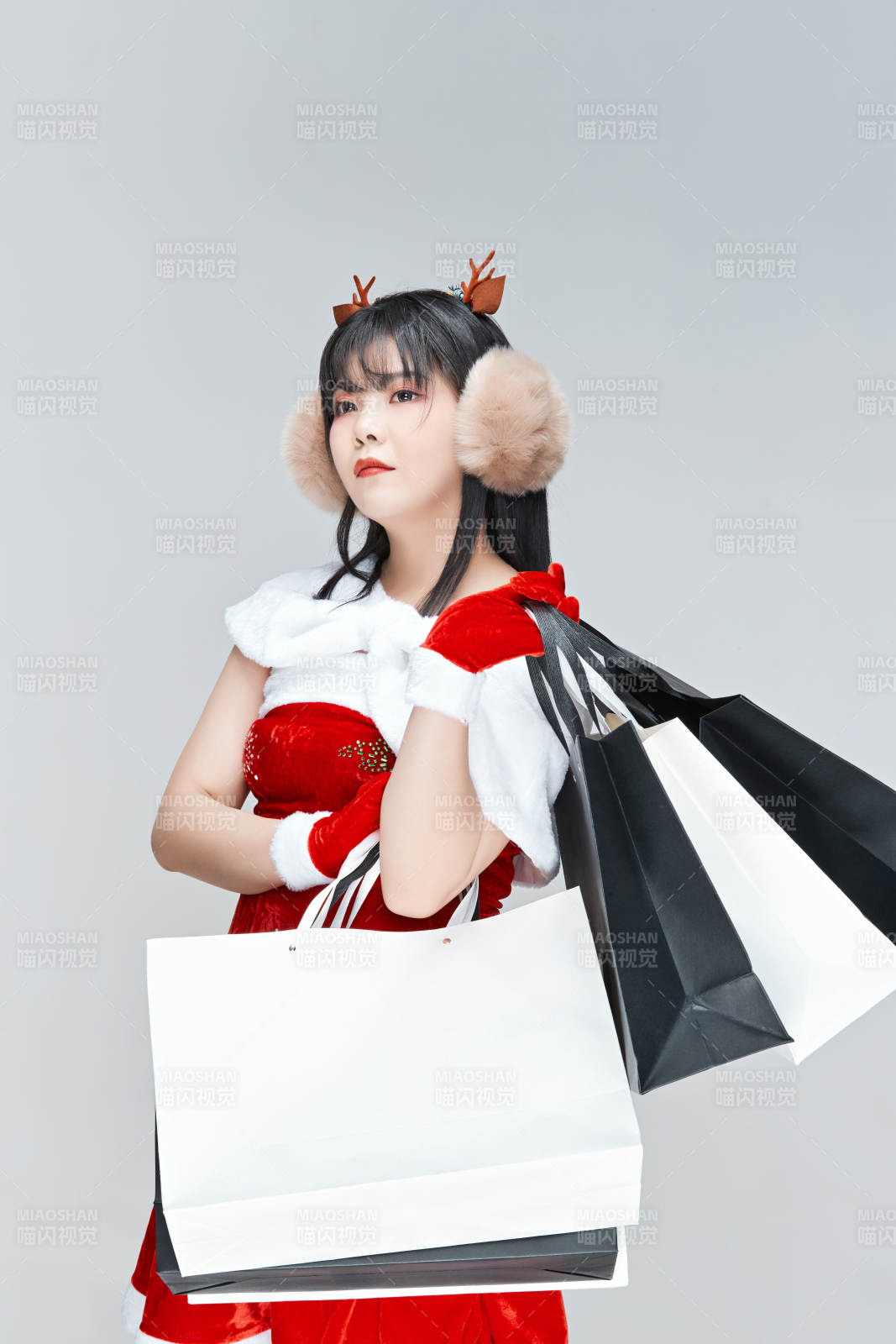 身穿圣诞服饰手提购物袋性感可爱的圣诞女郎图片