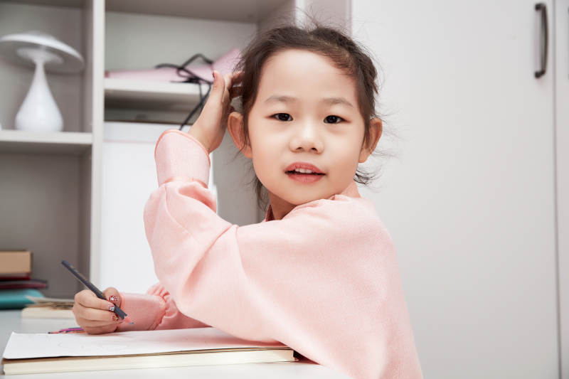 在家玩耍的亚洲小女孩图片