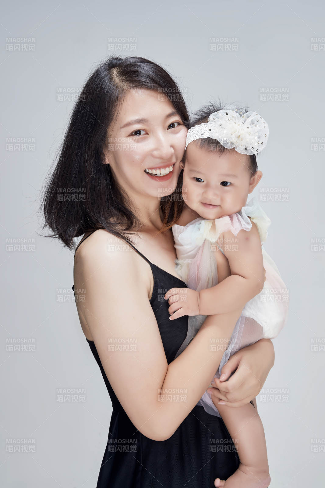 妈妈陪伴宝宝快乐的玩耍图片