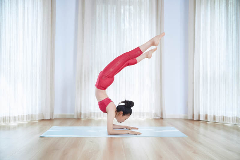 做瑜伽动作的亚洲年轻女性图片