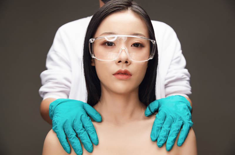 黑色背景里的亚洲美女面部特写医美整容图片