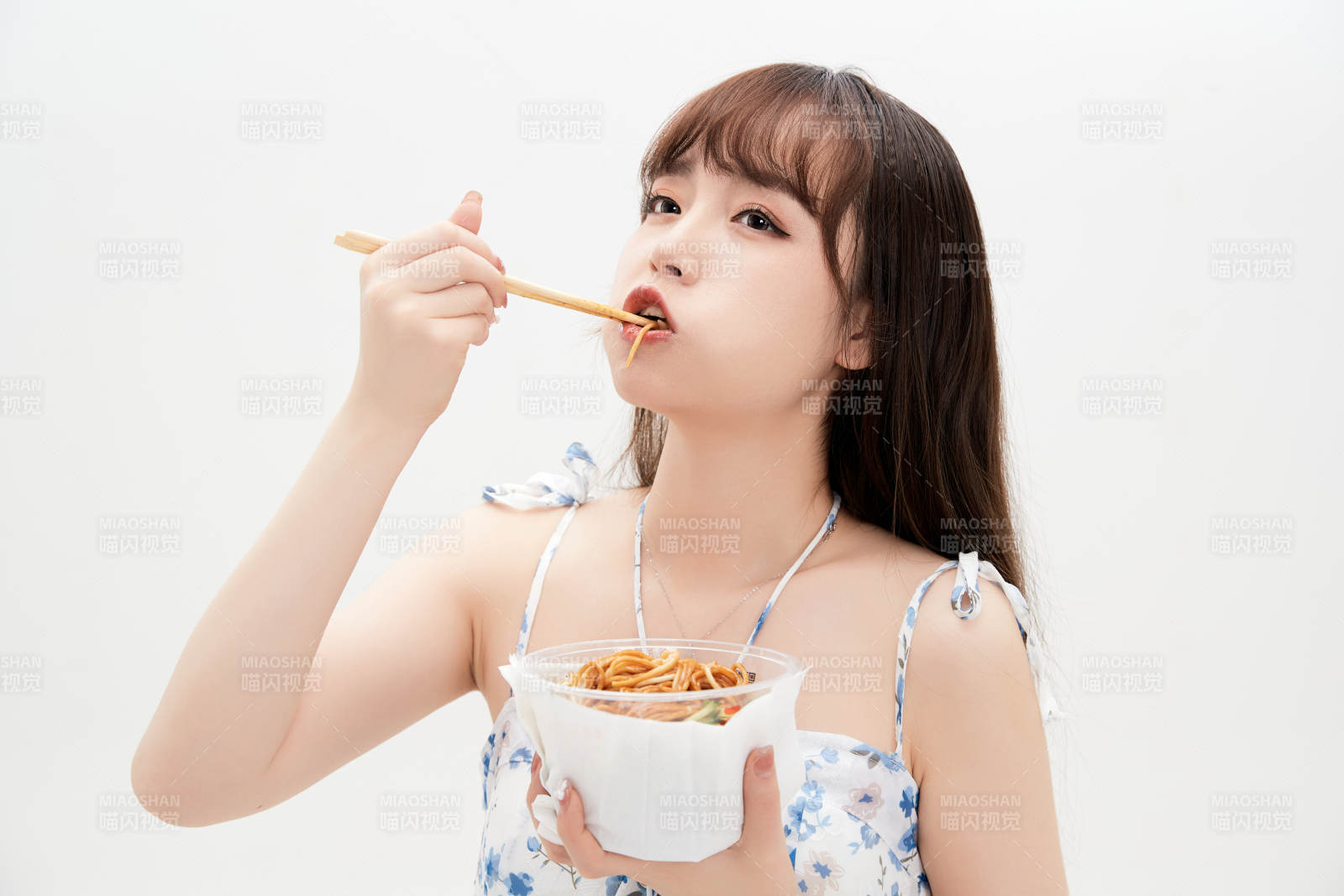 大吃特吃的亚洲可爱少女人像图片