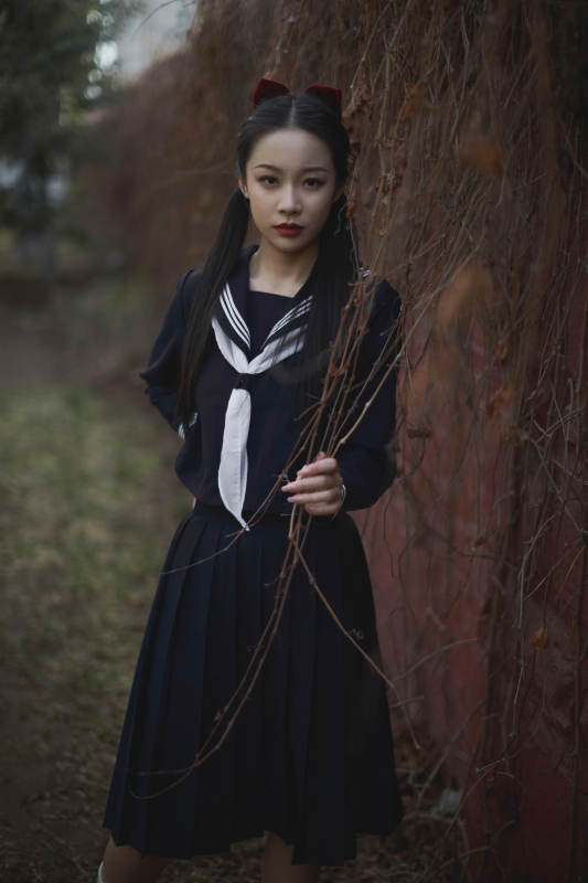 日系户外公园穿jk校服的少女图片