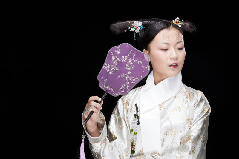 黑色背景下的清代女性古装造型清朝古装图片