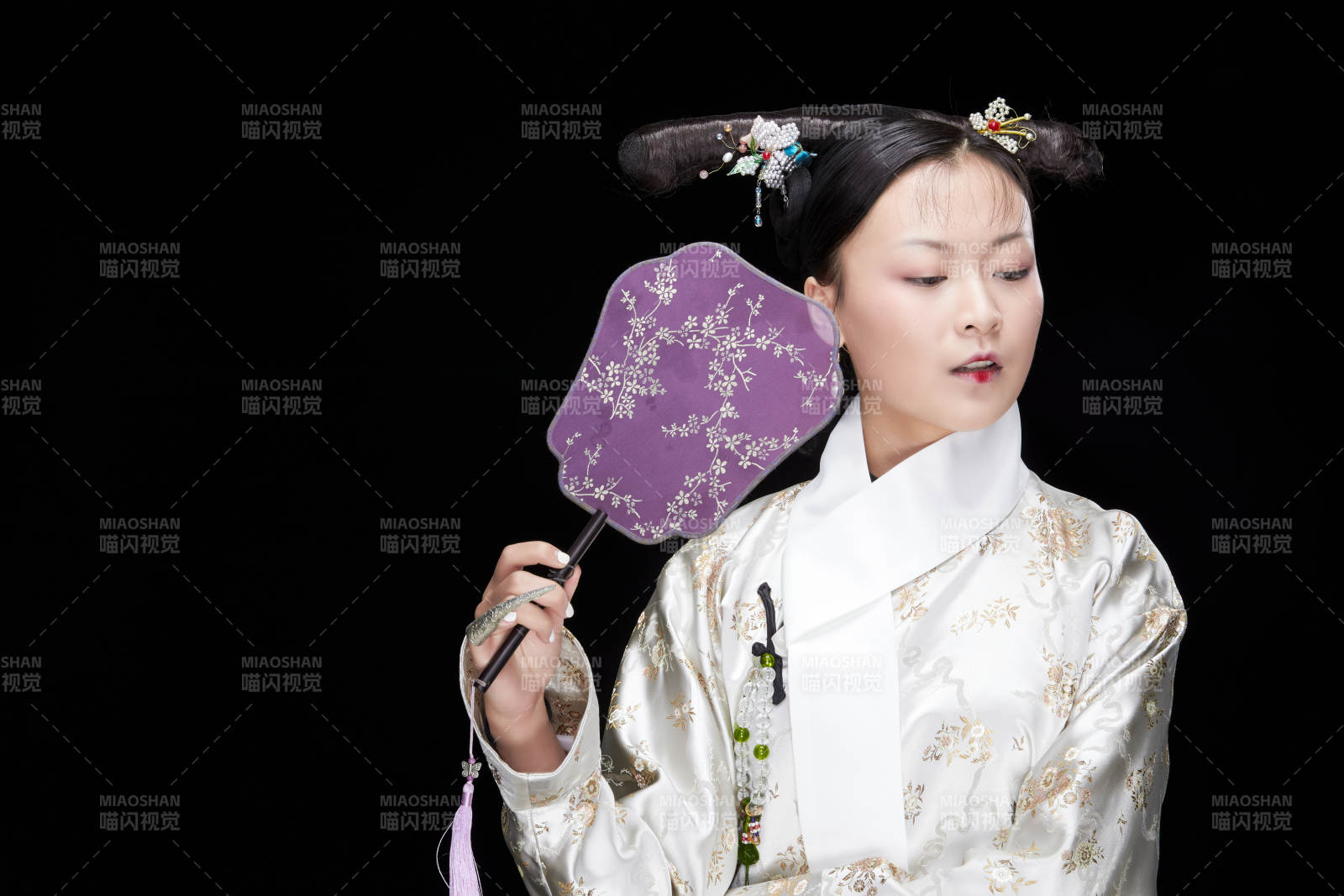 黑色背景下的清代女性古装造型清朝古装图片