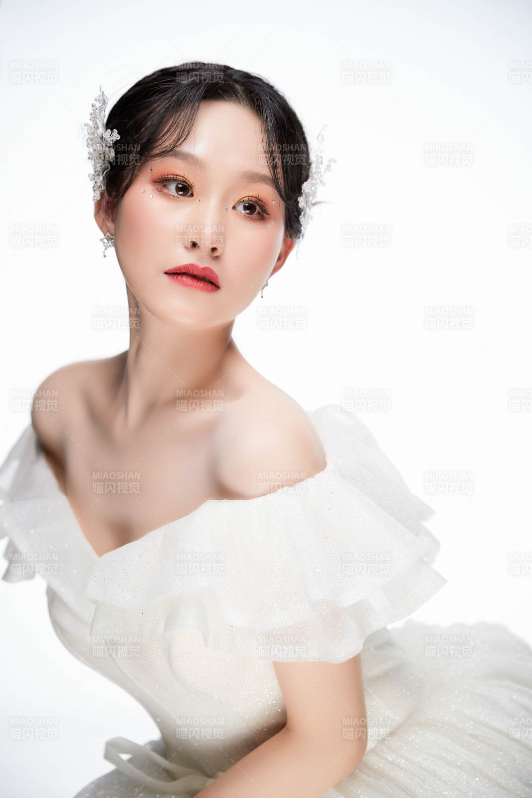女性婚纱妆面图片