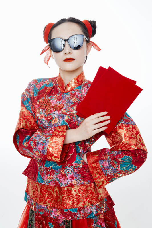 身穿中国传统服饰的青年女性图片