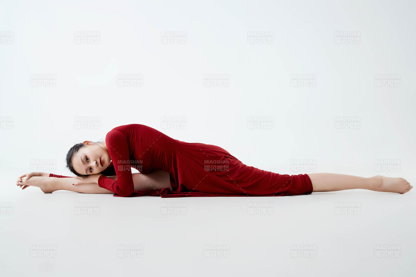 穿着红色长裙翩翩起舞的少女图片