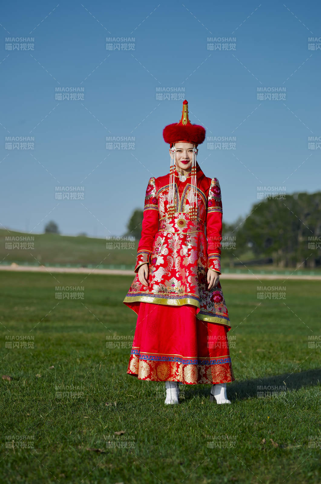 草原上穿着蒙古族传统服饰的亚洲年轻美少女图片