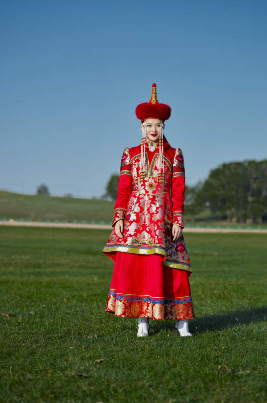 草原上穿着蒙古族传统服饰的亚洲年轻美少女图片