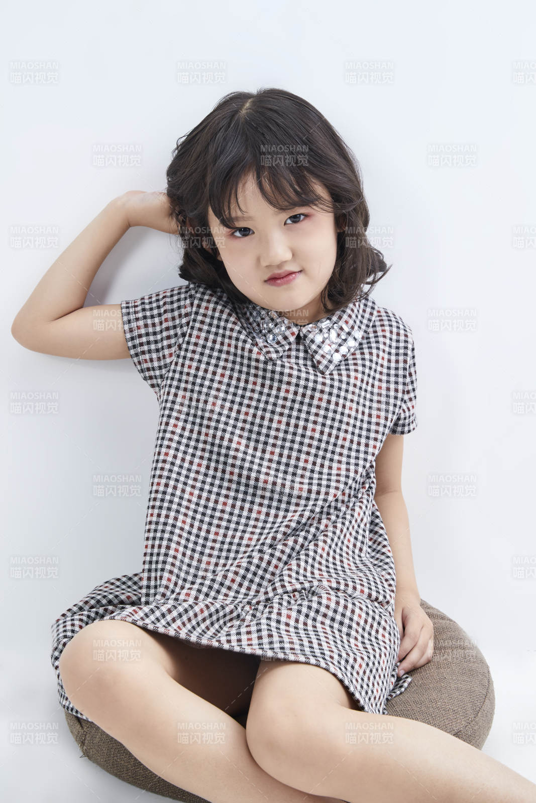 白色色背景的可爱的亚洲小女孩儿童图片