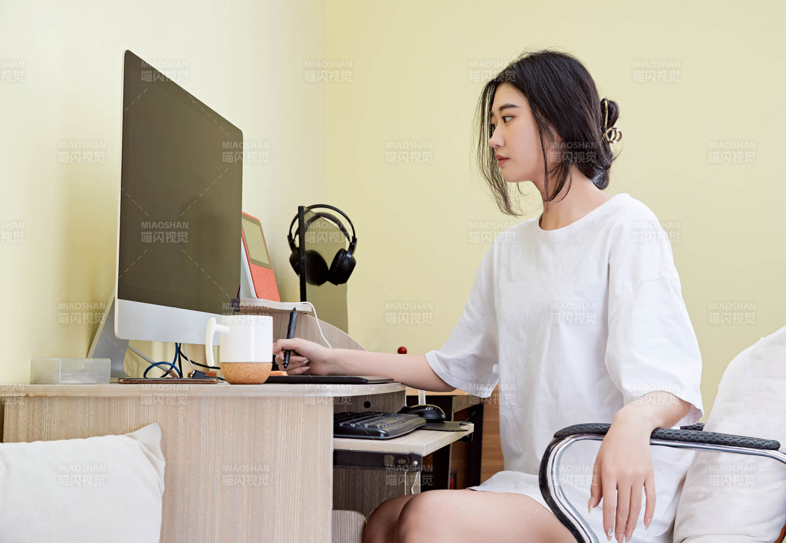 居家在电脑前创作插画的年轻美女图片