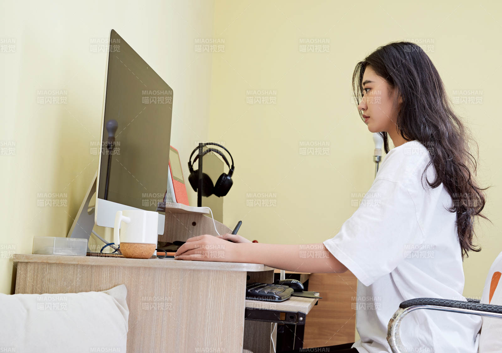 居家在电脑前创作插画的年轻美女图片