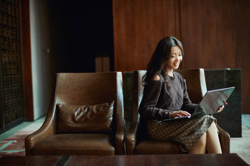 在室内使用电脑办公的亚洲白领女性图片