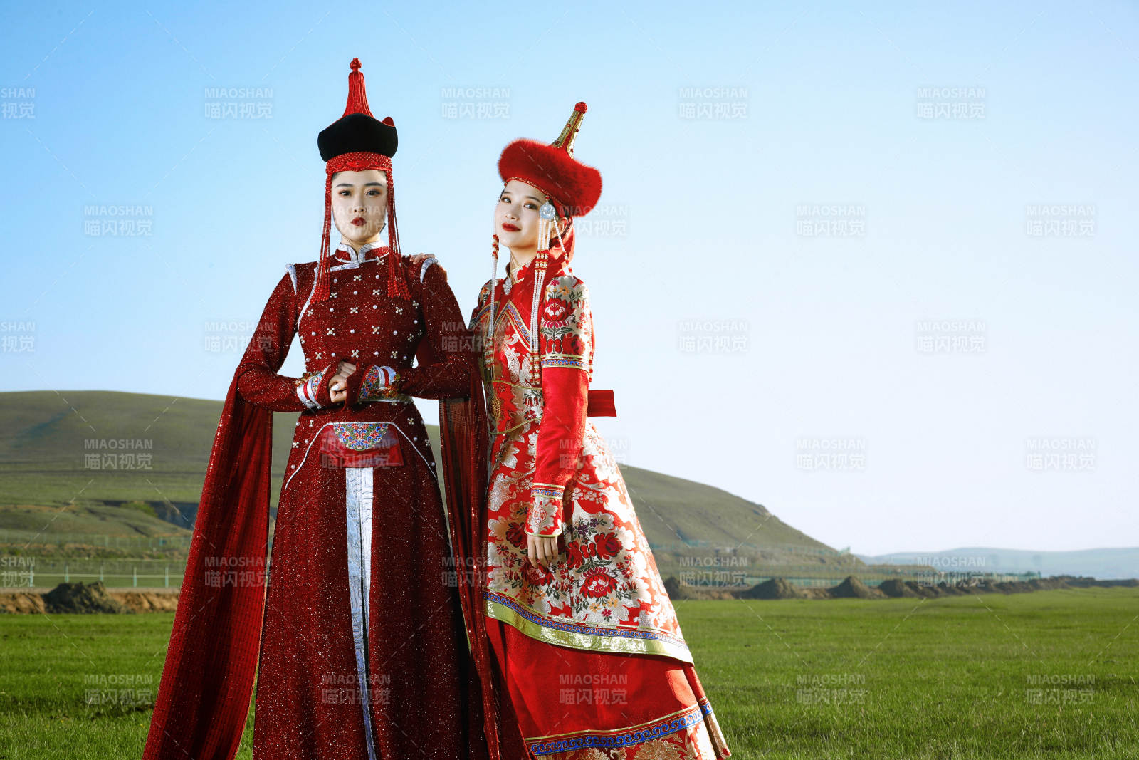 草原上穿着蒙古族传统服饰的亚洲年轻美少女图片