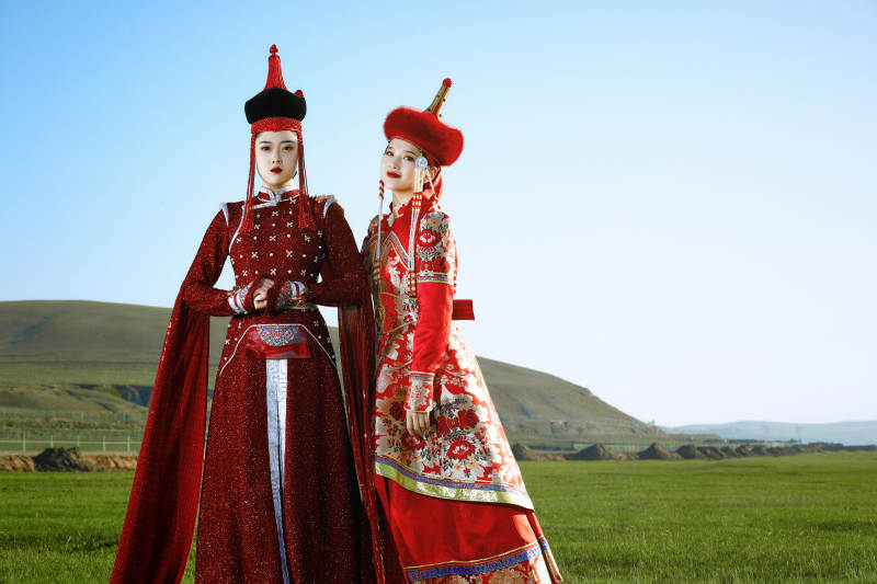 草原上穿着蒙古族传统服饰的亚洲年轻美少女图片