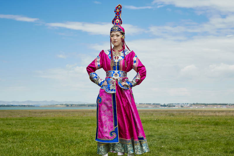 草原上身穿豪华蒙古族服饰的蒙族少女图片