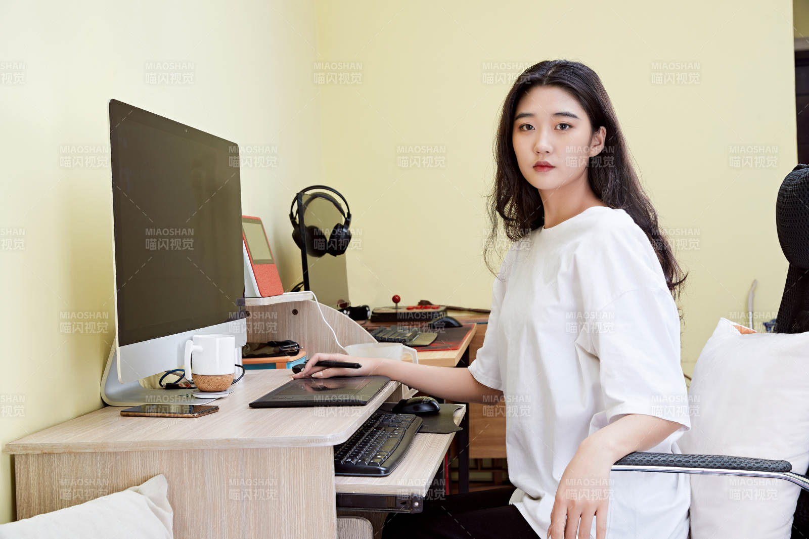 居家在电脑前创作插画的年轻美女图片