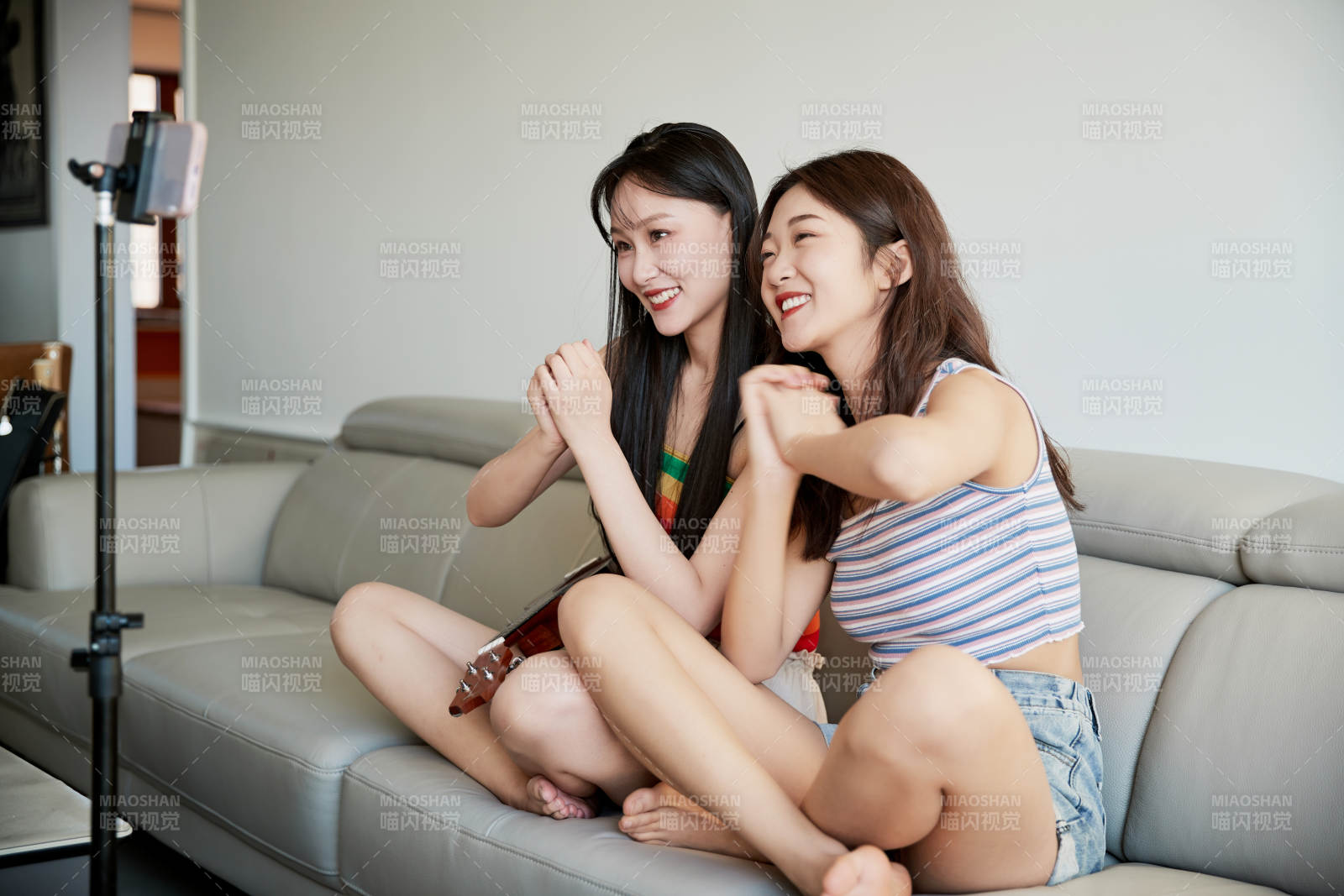 在家做主播直播的亚洲年轻闺蜜少女图片