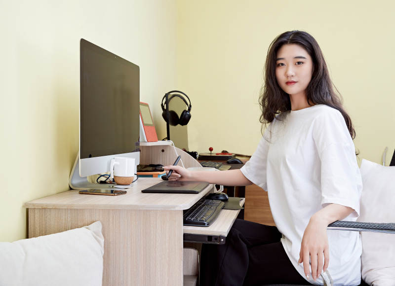 居家在电脑前创作插画的年轻美女图片