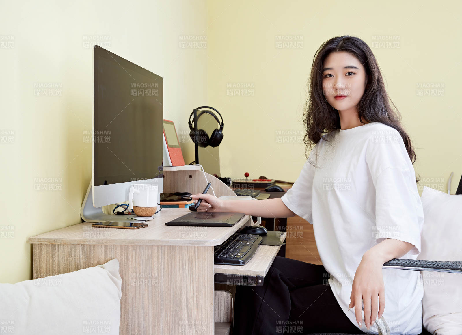 居家在电脑前创作插画的年轻美女图片