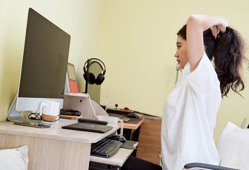 居家在电脑前创作插画的年轻美女图片