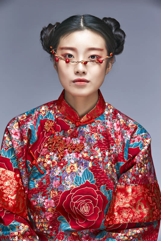 身穿中国秀禾服手撑油纸伞的亚洲女性模特图片