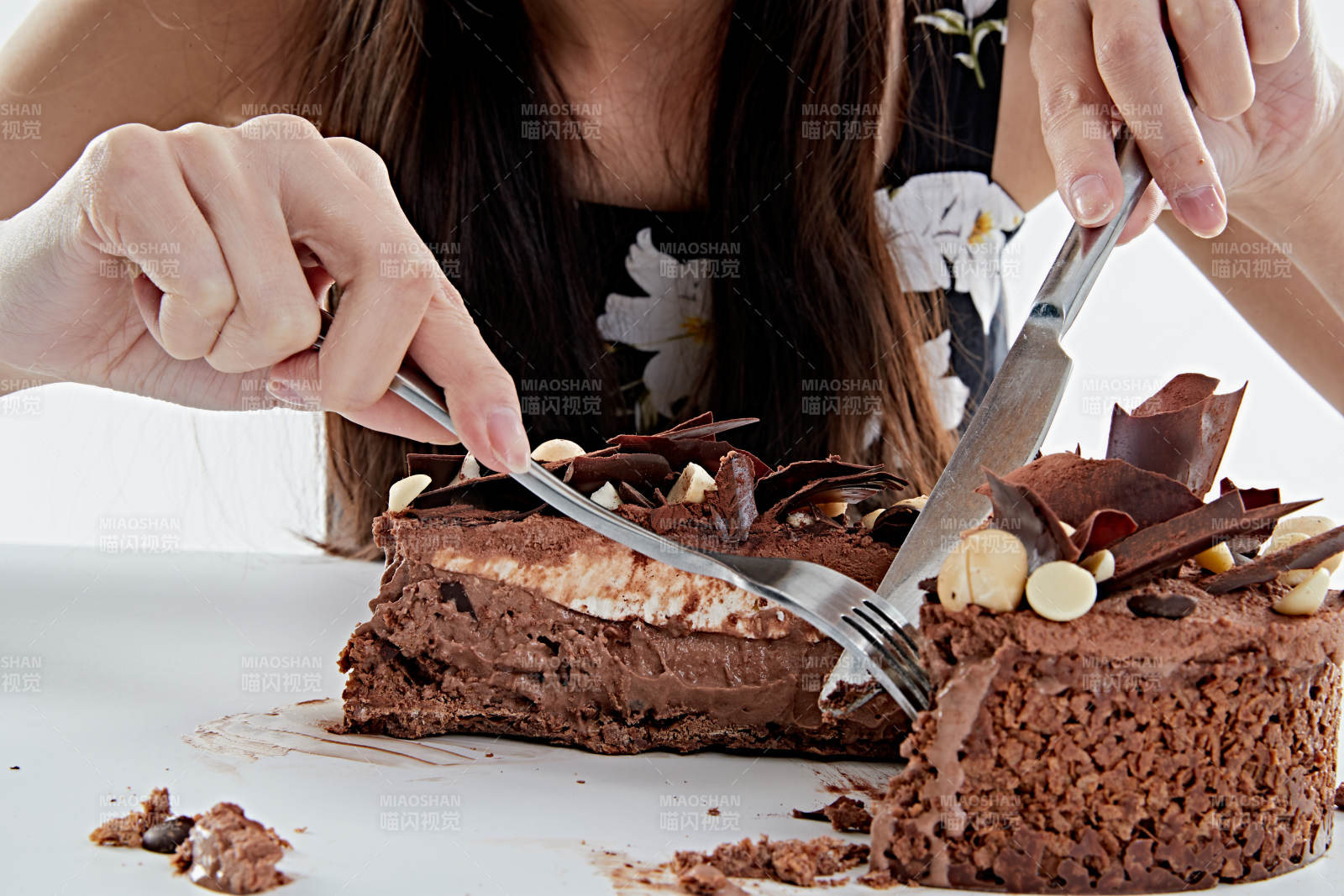 喝红酒品尝蛋糕的年轻女性图片