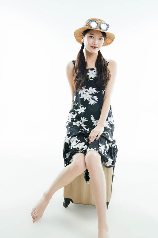 白色背景下准备出发旅行的美丽东方女大学生图片