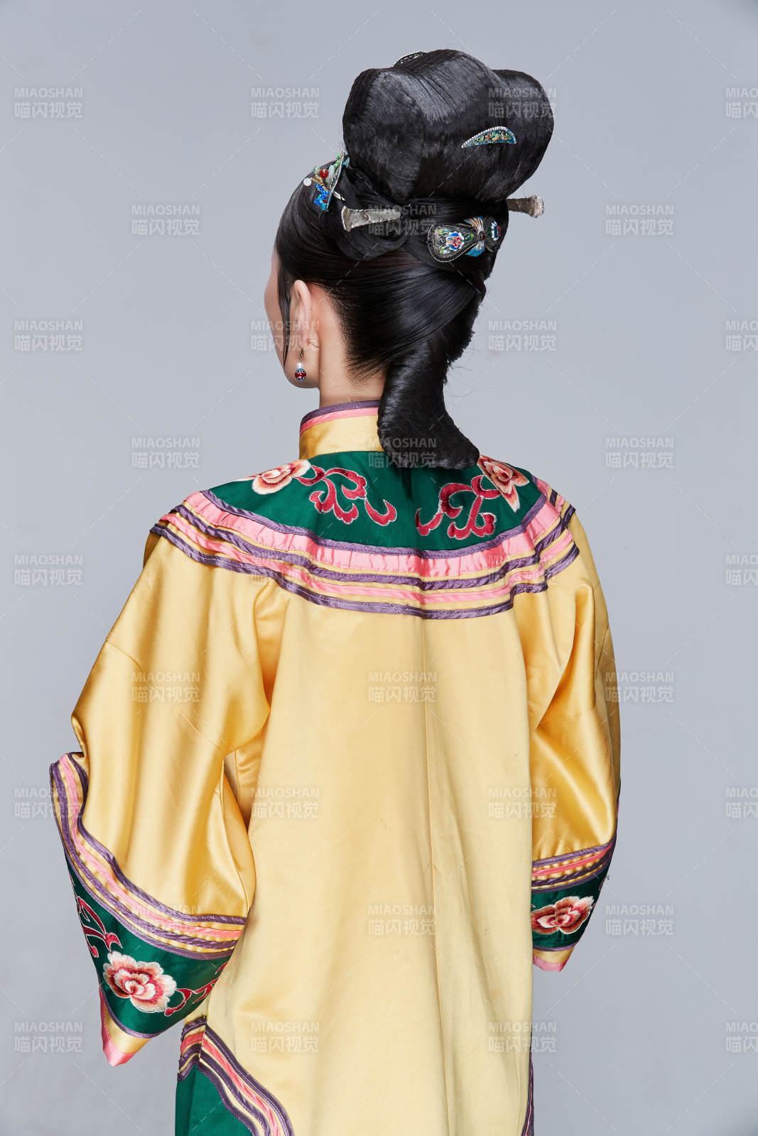 白色背景下的清代女性古装造型清朝古装图片