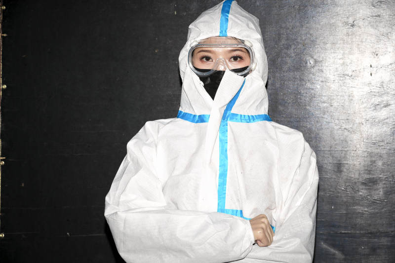 穿白色防护服佩戴护目镜口罩的女性防护人员图片
