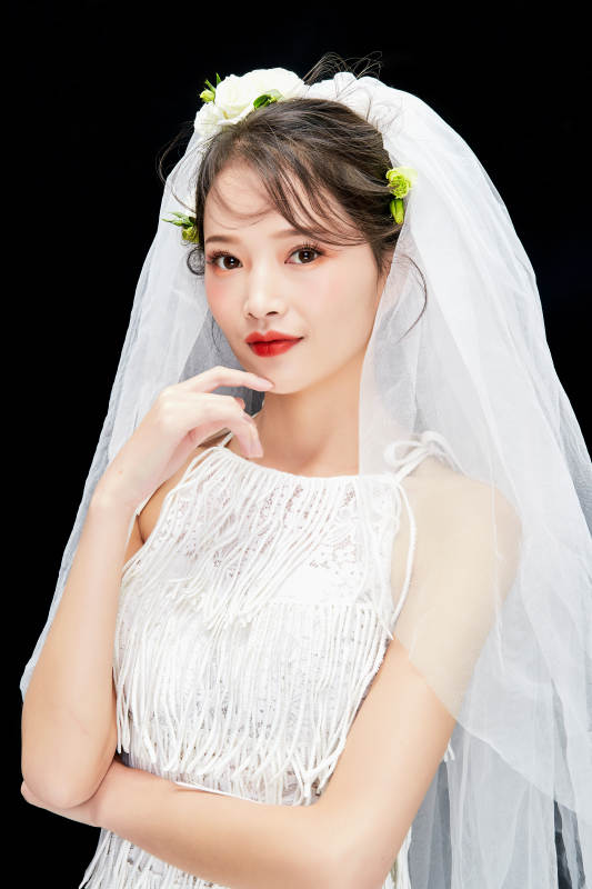 黑色背景下的美妆新娘彩妆人像图片