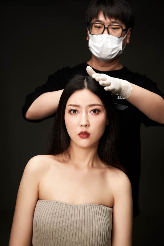 进行美妆化妆的化妆师与模特图片