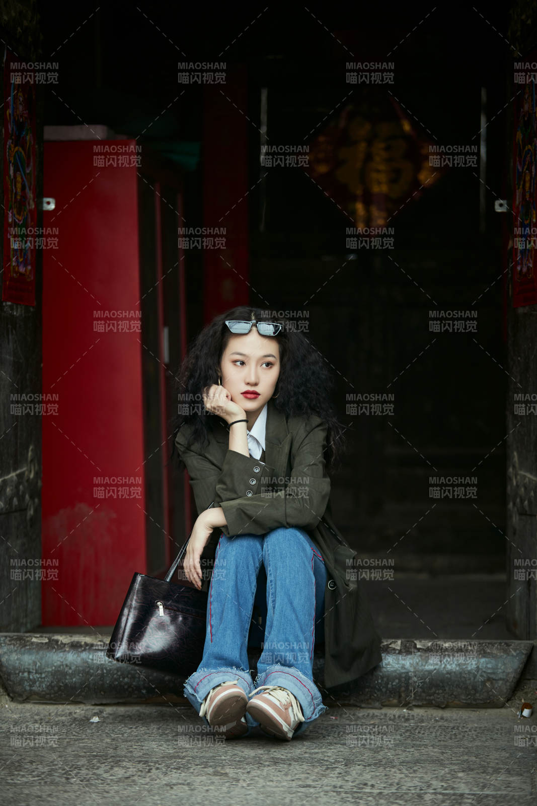 老旧城区里穿着复古港风的美丽清纯少女图片