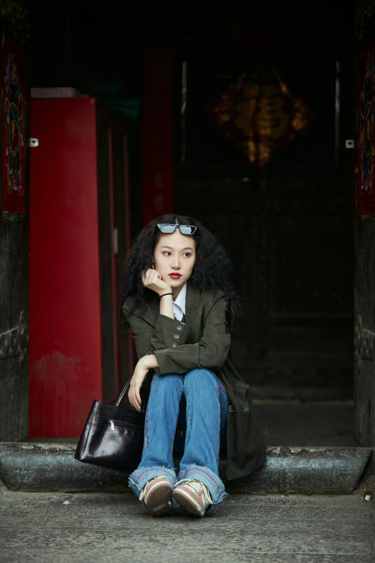 老旧城区里穿着复古港风的美丽清纯少女图片