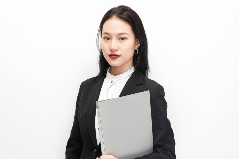 身穿西服拿着文件夹的美丽商务女士图片