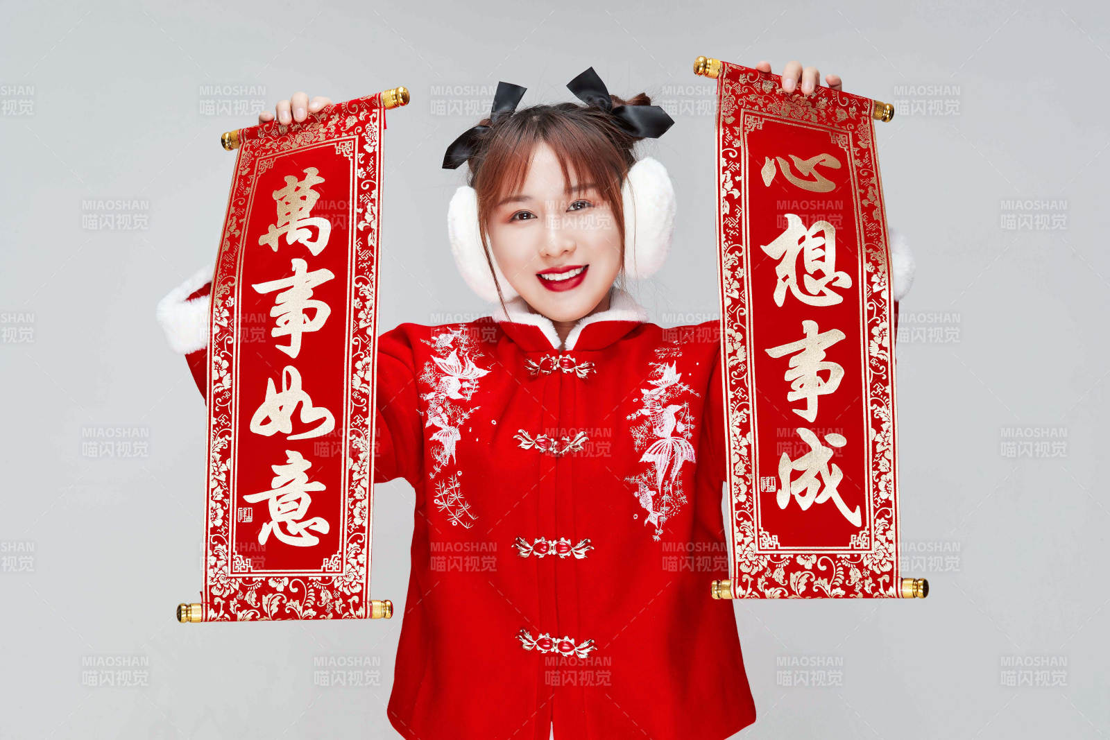 手持春联身穿喜庆汉服的可爱少女图片