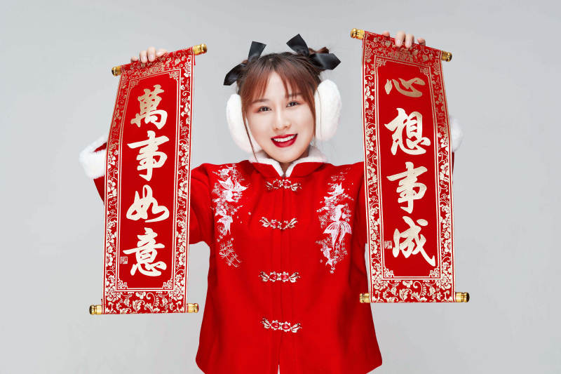 手持春联身穿喜庆汉服的可爱少女图片