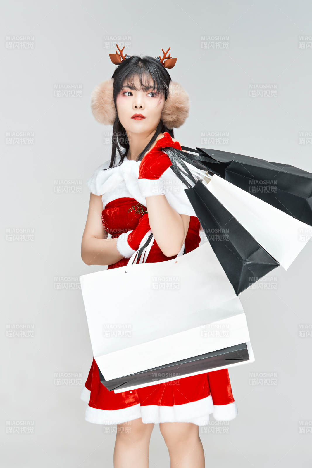 身穿圣诞服饰手提购物袋性感可爱的圣诞女郎图片