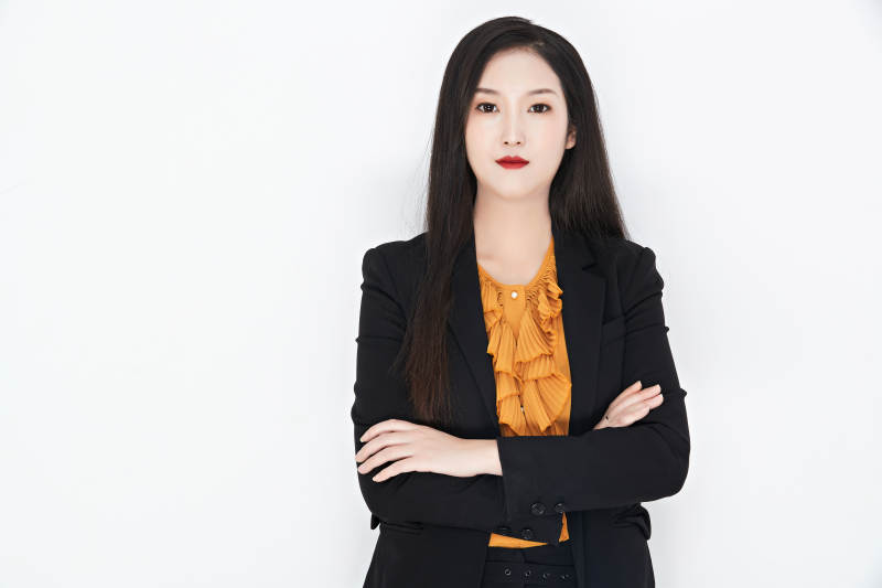 白色背景下的美丽商务女性肖像图片